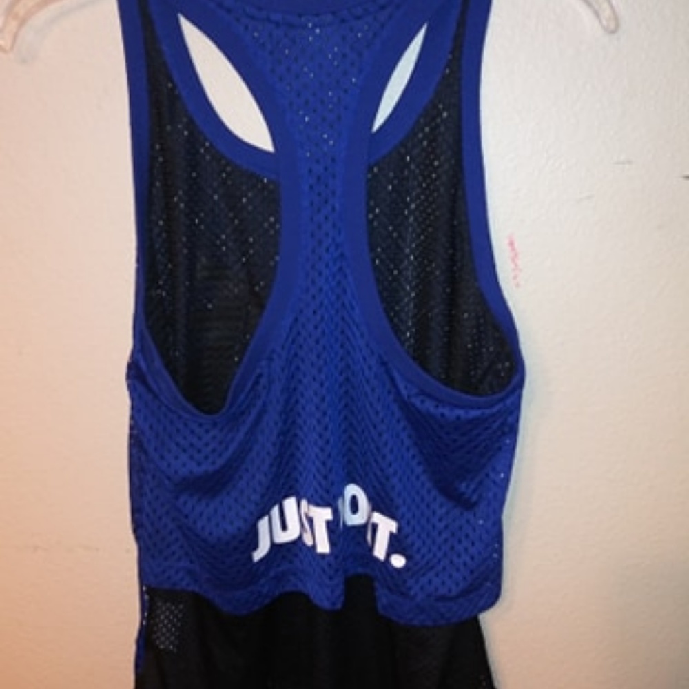 Nike top - Picture 2 of 3